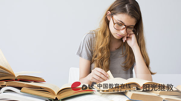 成人高考專升本什么時候報名？會考哪些科目？