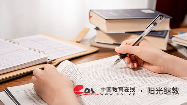 成人高考自己去學(xué)校報(bào)名可以嗎？需要哪些材料？