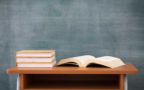 自考本科是在本?？荚噯幔靠寄膸组T？