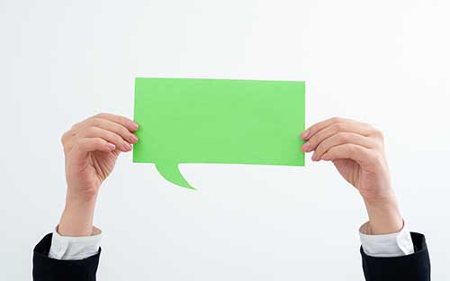 自考是不是在哪里報(bào)名就在哪里考試？需要到學(xué)?？荚噯幔?/></p><h3>自考是不是在哪里報(bào)名就在哪里考試？</h3><p>是的，報(bào)名時(shí)所填的考試地點(diǎn)就是實(shí)際考試的地點(diǎn)。</p><p>但是要注意：理論課的考試地點(diǎn)不在主考院校(實(shí)踐課和論文答辯一般在主考院校內(nèi)進(jìn)行，院校自主安排)。</p><p>一般在報(bào)名市縣的中職類學(xué)校進(jìn)行考試，具體安排在哪個(gè)考點(diǎn)與考場(chǎng)，以準(zhǔn)考證為主。在考試開始前要打印準(zhǔn)考證，準(zhǔn)考證打印時(shí)間以公告為主。</p><h3>自考需要到學(xué)?？荚噯?？</h3><p>普通自考不需要去學(xué)?？荚嚒Ｗ钥际莻€(gè)人自學(xué)、社會(huì)助學(xué)和國家考試相結(jié)合的高等教育形式，自學(xué)考試的任務(wù)是通過國家考試促進(jìn)廣泛的個(gè)人自學(xué)和社會(huì)助學(xué)活動(dòng)，推進(jìn)在職專業(yè)教育和大學(xué)后繼續(xù)教育。只有報(bào)名參加自考培訓(xùn)班才需要參加校考。校考是小自考培訓(xùn)班的考生特有的考試形式，學(xué)?？荚囋趫?bào)名參加考試的大學(xué)進(jìn)行。</p><h3>自考考哪幾門？</h3><p>自考科目一般分為公共課、專業(yè)基礎(chǔ)課、專業(yè)課、選修課和實(shí)踐考核環(huán)節(jié)，公共課包括思想道德修養(yǎng)與法律基礎(chǔ)、毛概等，專業(yè)課是由主考院校根據(jù)業(yè)要求設(shè)置的，以法律專業(yè)為例，需要學(xué)習(xí)民法、商法等；選修課就是可以有限制地選擇自己需要的科目進(jìn)行學(xué)習(xí)。</p><p>公共課3-5門左右：其中《中國近現(xiàn)代史綱要》、《馬克思基本原理概論》、《英語二》三門課程為必考公共課，無論什么專業(yè)都需要考這三門。一般理工類的專業(yè)還會(huì)增加如《高等數(shù)學(xué)》、《線性代數(shù)》等科目的考試，偏應(yīng)用性質(zhì)的.專業(yè)還會(huì)開考《計(jì)算機(jī)應(yīng)用基礎(chǔ)》或者《管理系統(tǒng)中計(jì)算機(jī)應(yīng)用》等。</p><p>專業(yè)課8-10門左右：專業(yè)課的設(shè)置都是由各主考學(xué)校對(duì)本校內(nèi)此專業(yè)的教學(xué)要求設(shè)置的。部分專業(yè)的專業(yè)課還分為必考課和選考課：必考課就是必須要考的課程，選考課程是指根據(jù)專業(yè)方向選擇幾門有關(guān)的課程，自考考生只需要根據(jù)學(xué)分要求選擇自己要考的課程就可以了。</p><p>換考課程3-5門左右：換考課程是指英語自學(xué)難度大的考生不考英語二而多考幾門其他課程替代英語二的學(xué)分，一般是考3到5門課程。</p><p>以上是關(guān)于成人自考的相關(guān)內(nèi)容，考生可以此作為參考，具體以官方政策為準(zhǔn)！考生如果想獲取更多關(guān)于自考的相關(guān)資訊，如成人自考報(bào)名時(shí)間、考試時(shí)間、報(bào)考條件、備考知識(shí)、相關(guān)新聞等，敬請(qǐng)關(guān)注中國教育在線自考考試頻道。</p><p><strong>熱門推薦：</strong></p><p><a href=